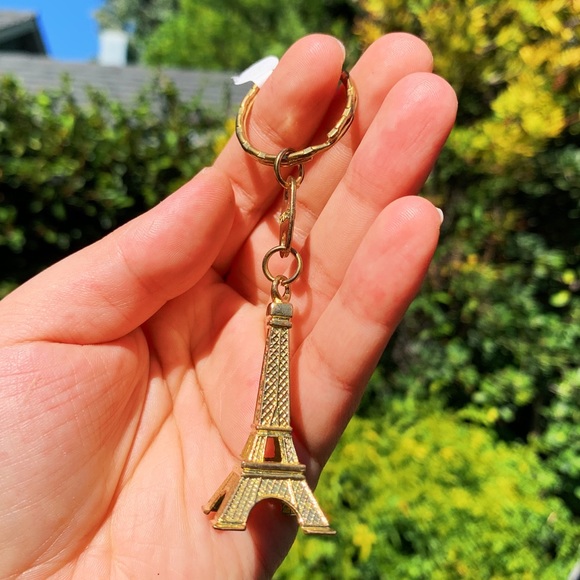 Gold paris eiffel tower key chain - Picture 3 of 3